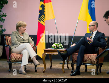 Bundeskanzlerin Angela Merkel (CDU)) Und der Ukrainische Ministerpräsident Arseni Jazenjuk treffen Sich am 23.08.2014 in Kiew (Ukraine) Zu Einem Gespräch. Die Bundeskanzlerin Befindet Sich bin Samstag Zu Gesprächen in Kiew (Ukraine). Foto: Bernd von Jutrczenka/Dpa (c) Dpa - Bildfunk Stockfoto