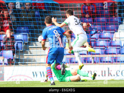 Inverness, Schottland. 23. August 2014. Schottische Premier League.Inverness Caledonian Distel gegen Celtic. Der Ball prallt Eoghan O'Connell und geht vorbei an Lukasz Zaluska macht es 1: 0, Inverness Caledonian Distel Credit: Action Plus Sport/Alamy Live News Stockfoto