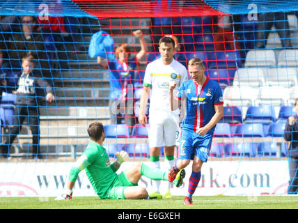 Inverness, Schottland. 23. August 2014. Schottische Premier League.Inverness Caledonian Distel gegen Celtic. Der Ball prallt Eoghan O'Connell und geht vorbei an Lukasz Zaluska macht es 1: 0, Inverness Caledonian Distel, Billy McKay dreht sich Weg um das Ziel Kredit zu feiern: Action Plus Sport/Alamy Live News Stockfoto