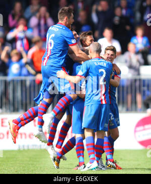 Inverness, Schottland. 23. August 2014. Schottische Premier League.Inverness Caledonian Distel gegen Celtic. Inverness Caledonian Thistle Spieler mob Torschütze Billy McKay Credit: Action Plus Sport/Alamy Live News Stockfoto