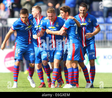 Inverness, Schottland. 23. August 2014. Schottische Premier League.Inverness Caledonian Distel gegen Celtic. Inverness Caledonian Thistle Spieler mob Torschütze Billy McKay Credit: Action Plus Sport/Alamy Live News Stockfoto