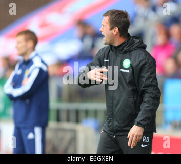 Inverness, Schottland. 23. August 2014. Schottische Premier League.Inverness Caledonian Distel gegen Celtic. Ronny Deila fordert seine Mannschaft nach vorne auf der Suche nach einen Equalizer Credit: Action Plus Sport/Alamy Live News Stockfoto