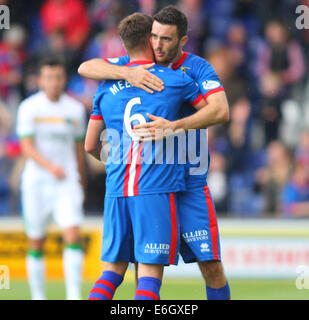 Inverness, Schottland. 23. August 2014. Schottische Premier League.Inverness Caledonian Distel gegen Celtic. Josh Meekings feiert mit Aaron Doran, nachdem das Finale Pfeifen Credit: Action Plus Sport/Alamy Live News Stockfoto