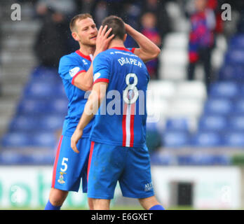 Inverness, Schottland. 23. August 2014. Schottische Premier League.Inverness Caledonian Distel gegen Celtic. Gary Warren feiert mit Ross Draper, nachdem das Finale Pfeifen Credit: Action Plus Sport/Alamy Live News Stockfoto