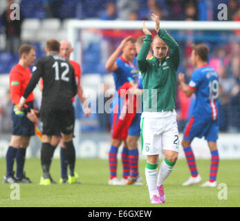 Inverness, Schottland. 23. August 2014. Schottische Premier League.Inverness Caledonian Distel gegen Celtic. Leigh Griffiths begrüßt den Reisenden Celtic unterstützen Credit: Action Plus Sport/Alamy Live News Stockfoto