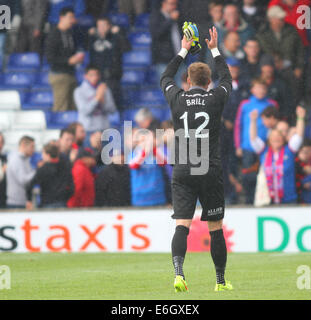 Inverness, Schottland. 23. August 2014. Schottische Premier League.Inverness Caledonian Distel gegen Celtic. Inverness Caledonian Thistle Dean Brill begrüßt die Caley Fans nach ihrem Sieg sie hält oben auf der Tabelle Credit: Action Plus Sport/Alamy Live News Stockfoto