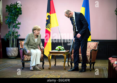 Bundeskanzlerin Angela Merkel (CDU)) Und der Ukrainische Ministerpräsident Arseni Jazenjuk treffen Sich am 23.08.2014 in Kiew (Ukraine) Zu Einem Gespräch. Die Bundeskanzlerin Befindet Sich bin Samstag Zu Gesprächen in Kiew (Ukraine). Foto: Bernd von Jutrczenka/Dpa (c) Dpa - Bildfunk Stockfoto