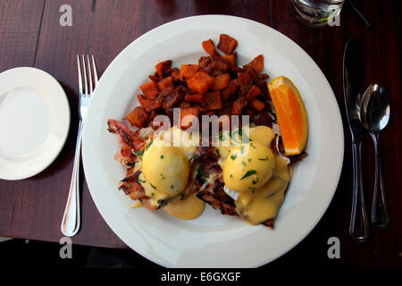 Eggs Benedict und Pommes frites serviert in New York City. Stockfoto