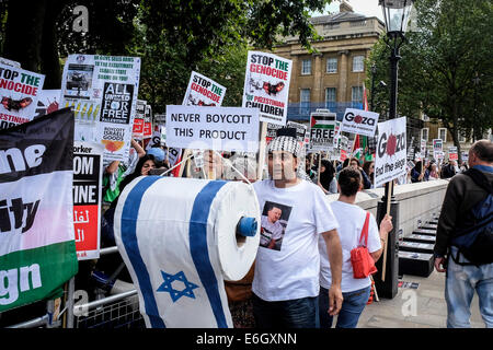 London, UK. 23. August 2014. Eine pro-palästinensische Demonstranten hält eine Großrolle israelischen Toilettenpapier im Rahmen einer Demonstration vor Downing Street gegen Waffenlieferungen nach Israel.  Bildnachweis: Gordon Scammell/Alamy Live-Nachrichten Stockfoto