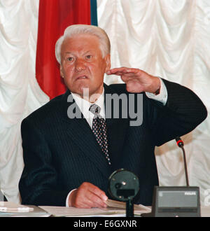 23. April 2007 - Moskau, Russland - Ex-russische Präsident Boris Jelzin (1. Februar 1931 Ã? April 23, 2007) hat starb heute im Alter von 76 Jahren. Jelzin wurde Russlands erster demokratisch gewählter Präsident der Russischen Föderation nach Mikhail Gorbachev als sowjetische Führer im Dezember 1991 trat zurück. Bild: Ehemaliger Präsident Boris Yeltsin starb in einem Krankenhaus an Herzversagen am Montag, April 23,2007. Boris Yeltsin bei einem Besuch in St. Petersburg im Jahr 1997. (Bild Kredit: Â © PhotoXpress/ZUMA Press) Stockfoto