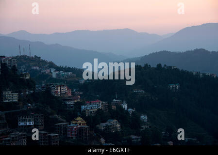 Den Abend Sonnenuntergang hinter den Ausläufern des Himalaya in Shimla, Himachal Pradesh, Indien Stockfoto