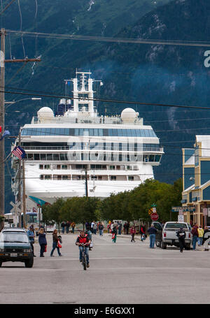 Die Norwegian Pearl angedockt in Skagway, Alaska hat eine Bevölkerung von unter 1000, jedoch die Bevölkerung verdoppelt in der summe Stockfoto