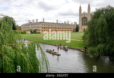 College-Leben - Kähne auf dem Fluss Cam in der Nähe von Kings College Cambridge University, Cambridge, England Stockfoto