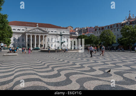 Lissabon, Portugal - 5. August 2014: Nationaltheater Dona Maria II und Brunnen in Rossio (Dom Pedro IV) Platz, dem Hauptplatz Stockfoto