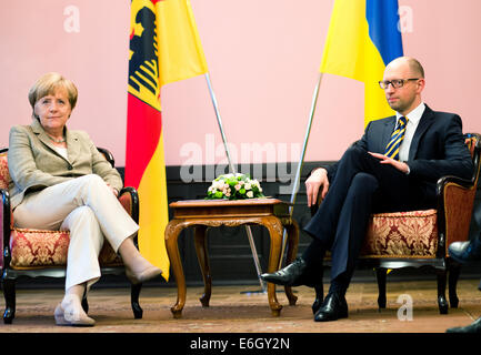 Kiew, Ukraine. 23. August 2014. Bundeskanzlerin Angela Merkel und Präsident der Ukraine Arseniy Yatsenyuk treffen zu Gesprächen in Kiew, Ukraine, 23. August 2014. Bundeskanzlerin Angela Merkel reiste in der ukrainischen Hauptstadt Kiew zu Gesprächen über die eskalierenden Konflikt mit Russland über die pro-russischen Separatisten Rebellion. Foto: BERND VON JUTRCZENKA/Dpa/Alamy Live-Nachrichten Stockfoto