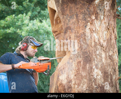 Knutsford, Cheshire, UK. 23. August 2014. Carver, Sebastian Seiffert Deutschlands im Wettbewerb mit der 10. englische Chainsaw Carving Auswahlverfahren an der Cheshire Showground, Knutsford. Bestandteil der Cheshire Spiel und Country Fair, die über Bank Holiday Montag weiter.  Bildnachweis: Howard Barlow / Alamy Live News Stockfoto