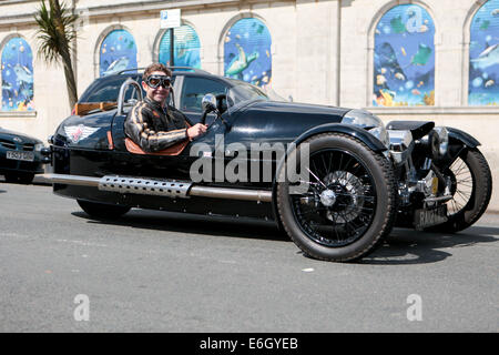 Mod All Weekender, Brighton 2014, Madeira Drive, Brighton, East Sussex, UK . Dies ist eine jährliche Veranstaltung der britischen Mod-Kultur an der Südküste Englands mit dem klassischen Roller als gewähltem Transportmittel. Hier kommt ein Besucher in einem Morgan Roadster an. 23. August 2014 David Smith/Alamy Live News Stockfoto