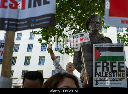 London, UK. 23. August 2014. Free Palästina und Free Gaza anti-israelischen Demonstration gegenüber Premierminister Cameron Residenz Downing Street in Whitehall, London EnglandUK. 23. August 2014 Demonstrator unter Statue des britischen WW2 General Montgomery Credit: BRIAN HARRIS/Alamy Live News Stockfoto