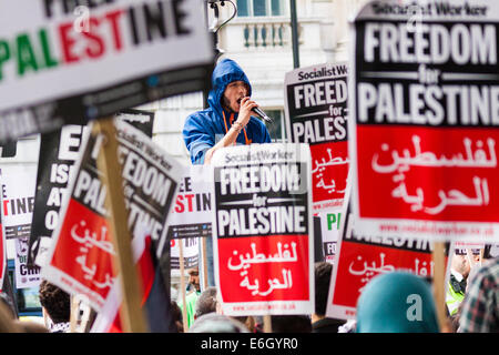 London, 23. August 2014. Ein junger Mann führt Anti-israelische Gesänge wie Hunderte von Demonstranten zeigen außen Downing Street, fordern, dass Großbritannien stoppt Israel Bewaffnung. Bildnachweis: Paul Davey/Alamy Live-Nachrichten Stockfoto