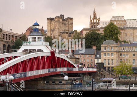 Die Swing-Brücke über den Fluss Tyne und Newcastle Skyline der Stadt. Stockfoto