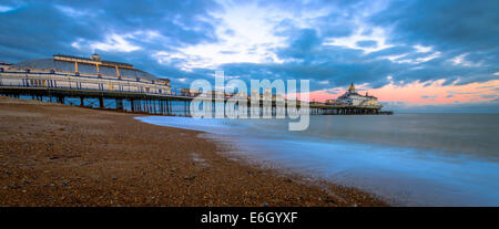 Eastbourne Pier und Strand bei Sonnenuntergang, East Sussex, England, UK Stockfoto