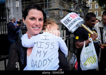 London, UK. 23. August 2014.  Sarah Angelina hält ihr 1 Jahr alten Tochter Ada bei einer Demonstration protestieren gegen Regierung Regeln für Familie Migration.  Diese Regeln stellen eine neue Minimum-Beitragsbemessungsgrenze von £18.600 für "sponsert die Siedlung im Vereinigten Königreich des Ehegatten oder Partner von nicht-EWR-Staatsangehörigkeit.   Adas Vater ist immer noch in der Dominikanischen Republik und nicht in der Lage, Reisen nach Großbritannien, um mit seiner Frau und baby-Tochter.  Bildnachweis: Gordon Scammell/Alamy Live-Nachrichten Stockfoto