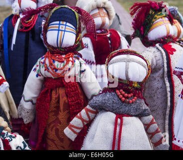 Kiew, Ukraine. 23. August 2014. Traditionelle ukrainische Puppe Motanka. 23. August 2014. --Nationale Tag der Nationalflagge der Ukraine Boryspil Stadtbewohner feiern halten die Kunstmärkte und ein Konzert. Bildnachweis: Igor Golovniov/ZUMA Draht/Alamy Live-Nachrichten Stockfoto