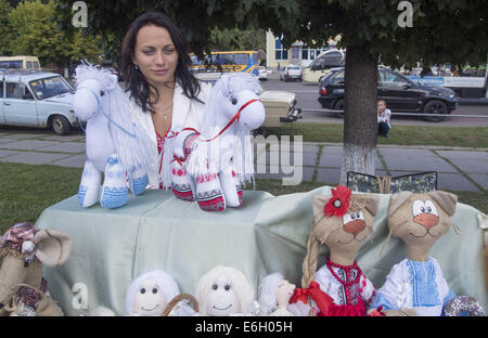 Kiew, Ukraine. 23. August 2014. Handwerker ist ihre Puppen. 23. August 2014. --Nationale Tag der Nationalflagge der Ukraine Boryspil Stadtbewohner feiern halten die Kunstmärkte und ein Konzert. Bildnachweis: Igor Golovniov/ZUMA Draht/Alamy Live-Nachrichten Stockfoto