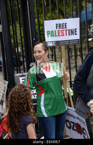 London, UK. 23. August 2014. Hunderte von Demonstranten gegen die britische Regierung mitschuldig wie Bomben auf Gaza gegenüber Downing Street in London singen "Blut auf unseren Händen". Bildnachweis: Siehe Li/Alamy Live News Stockfoto