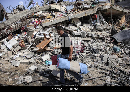 Palästinenser inspizieren ihre beschädigten Häuser zerstört durch israelische Luftangriffe am 47. Tag seit dem Krieg zwischen Israel und der Hamas begann. © Ahmed Hjazy/Pacific Press/Alamy Live-Nachrichten Stockfoto