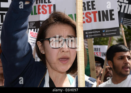 London, UK. 23. August 2014. Hunderte von Demonstranten gegen die britische Regierung mitschuldig wie Bomben auf Gaza gegenüber Downing Street in London singen "Blut auf unseren Händen". Bildnachweis: Siehe Li/Alamy Live News Stockfoto