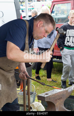 Wensleydale Landwirtschaftsausstellung. 22. August 2014. Leyburn. North Yorkshire. Massen der Agricultural Show in wechselhaften Wetter zu genießen. Ein Schmied zeigt seine Fähigkeiten. Bildnachweis: Keith J Smith. / Alamy Live News Stockfoto