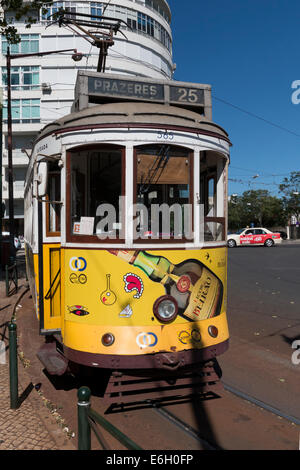 Lissabon, Portugal - 5. August 2014: Traditionellen gelben Straßenbahn Lissabons, Straßenbahnen von allen genutzt werden und halten auch den traditionellen Stil des historischen Zentrum von Lissabon. Stockfoto