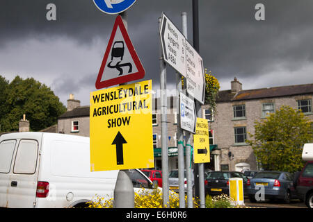 Wensleydale Landwirtschaftsausstellung. 22. August 2014. Leyburn. North Yorkshire. Massen der Agricultural Show in wechselhaften Wetter zu genießen. Bildnachweis: Keith J Smith. / Alamy Live News Stockfoto