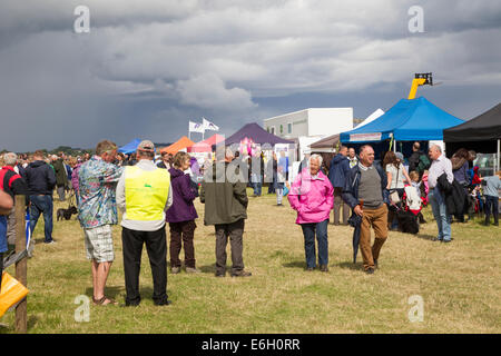 Wensleydale Landwirtschaftsausstellung. 22. August 2014. Leyburn. North Yorkshire. Massen der Agricultural Show in wechselhaften Wetter zu genießen. Bildnachweis: Keith J Smith. / Alamy Live News Stockfoto