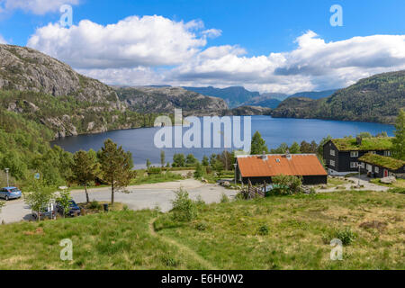 Blick auf Meer und Berge vom Eingang zum Preikestolen in Norwegen Stockfoto