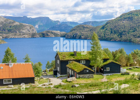 Blick auf Meer und Berge vom Eingang zum Preikestolen in Norwegen Stockfoto