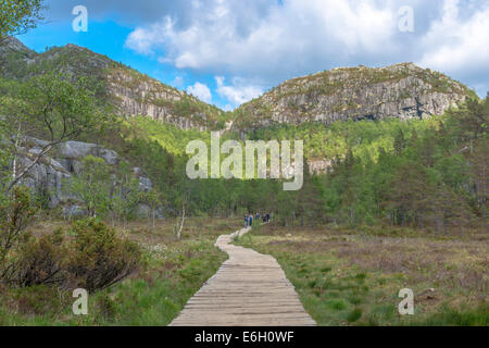 Wanderer, die Rückkehr von Preikestolen (Preikestolen) in Norwegen Stockfoto