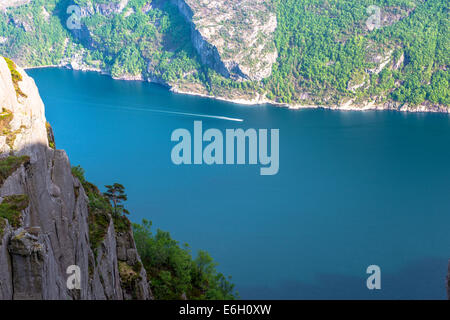 Lysefjord Ansicht im Frühjahr vom Preikestolen in Norwegen Stockfoto