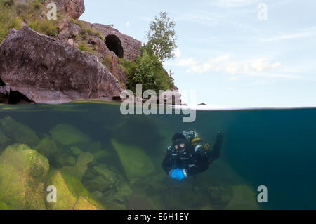 Split Level, Taucher Tauchgänge auf Schiene Tunnel, Baikalsee, Sibirien, Russland, Eurasien Stockfoto