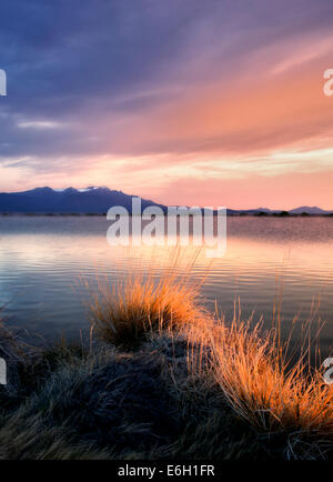 Sonnenaufgang am Borax Teich mit Steens Mountain.  Borax Lake Preserve, Oregon Stockfoto