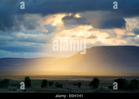 Sunburst durch Wolken im Harney County, Oregon. Stockfoto