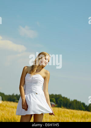 Natürliche schöne junge Frau, ländlichen Landschaft im Hintergrund Stockfoto