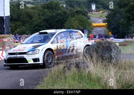 Baumholder, Deutschland. 23. August 2014. Jari-Matti Latvala und Beifahrer Mikka Anttila (beide Finnland) übergeben die Wertungsprüfung der ADAC Rallye Deutschland Teil der WRC-Rallye-Weltmeisterschaft auf dem Truppenübungsplatz in Baumholder, Deutschland, 23. August 2014. Foto: THOMAS FREY/Dpa/Alamy Live News Stockfoto