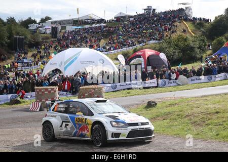 Baumholder, Deutschland. 23. August 2014. Andreas Mikkelsen und Beifahrer Ola Floene (beide Norwegen) übergeben die Wertungsprüfung der ADAC Rallye Deutschland Teil der WRC-Rallye-Meisterschaft auf dem Truppenübungsplatz in Baumholder, Deutschland, 23. August 2014. Foto: THOMAS FREY/Dpa/Alamy Live News Stockfoto