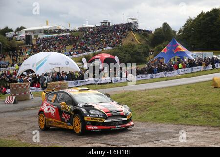 Baumholder, Deutschland. 23. August 2014. Martin Prokop Und Beifahrer Jan Tomanek (beide Tschechien) übergeben die Wertungsprüfung der ADAC Rallye Deutschland Teil der WRC-Rallye-Meisterschaft auf dem Truppenübungsplatz in Baumholder, Deutschland, 23. August 2014. Foto: THOMAS FREY/Dpa/Alamy Live News Stockfoto