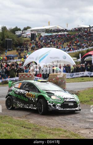 Baumholder, Deutschland. 23. August 2014. Yuriy Protasov und Beifahrer Pavlo Cherepin (beide Ukraine) übergeben die Wertungsprüfung der ADAC Rallye Deutschland Teil der WRC-Rallye-Meisterschaft auf dem Truppenübungsplatz in Baumholder, Deutschland, 23. August 2014. Foto: THOMAS FREY/Dpa/Alamy Live News Stockfoto