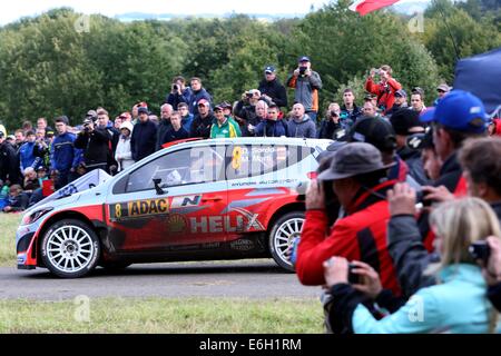 Baumholder, Deutschland. 23. August 2014. Dani Sordo und Co-Pilot Marc Marti (beide Spanien) übergeben die Wertungsprüfung der ADAC Rallye Deutschland Teil der WRC-Rallye-Meisterschaft auf dem Truppenübungsplatz in Baumholder, Deutschland, 23. August 2014. Foto: THOMAS FREY/Dpa/Alamy Live News Stockfoto