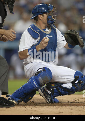 22. August 2014 - Los Angeles, Kalifornien, USA - LOS ANGELES, CA - 22 AUGUST: Los Los Angeles Dodgers Catcher a.j. Ellis #17 während des Spiels gegen die New York Mets im Dodger Stadium am 22. August 2014 in Los Angeles, Kalifornien. Ellis habe es eine Farbe Aufkleber auf seine Fingernägel Spiel Zeichen genannt. ARMANDO ARORIZO (Kredit-Bild: © Armando Arorizo/Prensa Internacional/ZUMA Wire) Stockfoto