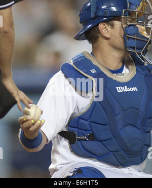 22. August 2014 - Los Angeles, Kalifornien, USA - LOS ANGELES, CA - 22 AUGUST: Los Los Angeles Dodgers Catcher a.j. Ellis #17 während des Spiels gegen die New York Mets im Dodger Stadium am 22. August 2014 in Los Angeles, Kalifornien. Ellis habe es eine Farbe Aufkleber auf seine Fingernägel Spiel Zeichen genannt. ARMANDO ARORIZO (Kredit-Bild: © Armando Arorizo/Prensa Internacional/ZUMA Wire) Stockfoto